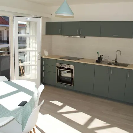 Sunny In Residential Park - Apartment *