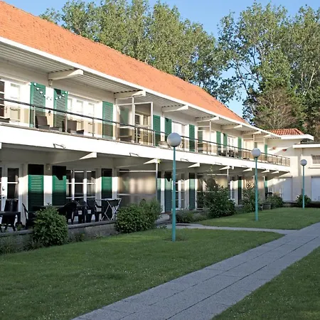 Sunny In Residential Park - Apartment